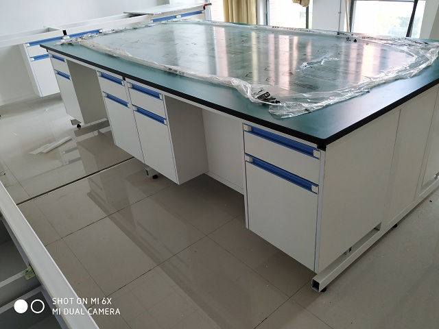 如何選購實(shí)驗(yàn)室工作臺